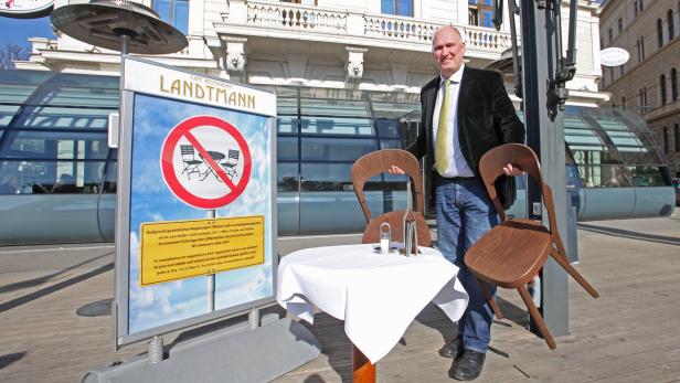 Um seine Gäste aufzuklären, hat Berndt Querfeld in seinem Garten ein Schild aufgestellt, das erklärt, dass Tische erst im März raus dürfen