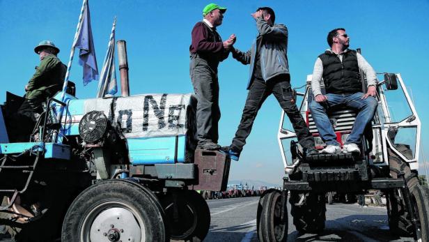 Griechische Bauern in Aufruhr: Straßenblockaden gegen Pläne der Regierung, die Landwirtschaft stärker zu besteuern.