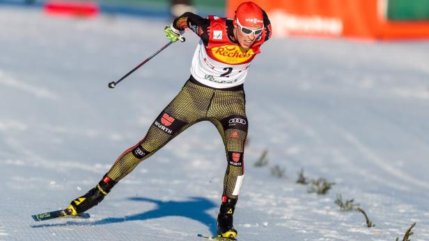 Ein Langläufer in Sportkleidung während eines Rennens.