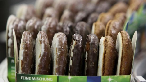 Verschiedene Lebkuchen in einer Schachtel mit der Aufschrift „Feine Mischung“.