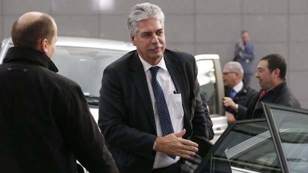 Ein Mann mit grauem Haar und Schnurrbart steigt aus einem Auto.