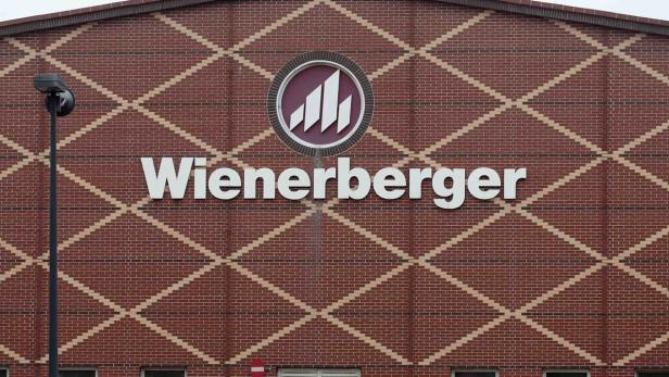Die Fassade eines Wienerberger-Gebäudes mit dem Firmenlogo.