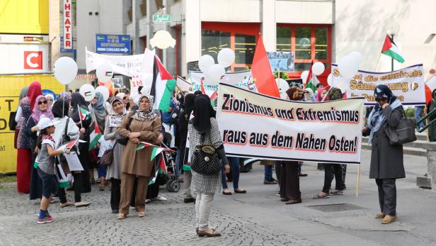 Mit Anti-Israel-Parolen zogen die Demonstranten durch die City. Im Vorfeld sorgte eine antisemitische Karikatur im Internet für Empörung