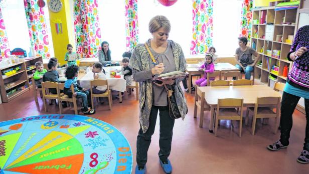 Doris Lefebure, Inspektorin der Stadt Wien, kontrolliert einen multikulturellen Kindergarten.