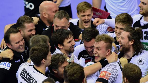 Die deutsche Handballnationalmannschaft feiert einen Sieg.