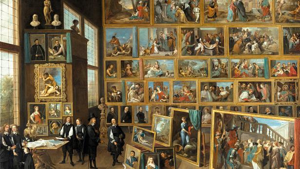 Gemäldegalerie mit zahlreichen Gemälden und einer Gruppe von Männern im Vordergrund.