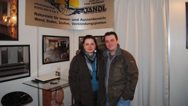 Hannes Schranz und Natascha Moricz holen bei der Baumesse Informationen ein.