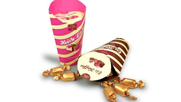 Zwei Tüten Heindl Süßigkeiten und einige einzeln verpackte Pralinen.