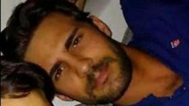 Ein Mann mit Bart und dunklen Haaren schaut in die Kamera.