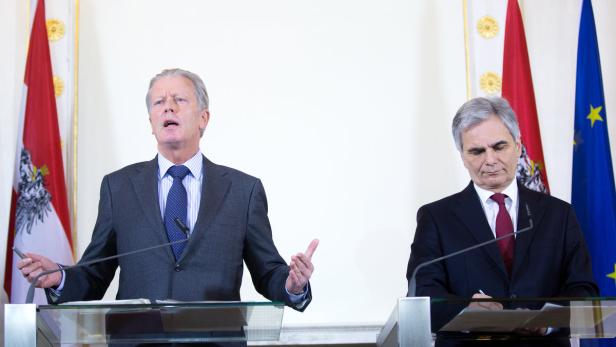 Reinhold Mitterlehner und Werner Faymann während des Pressefoyers nach dem Ministerrat.