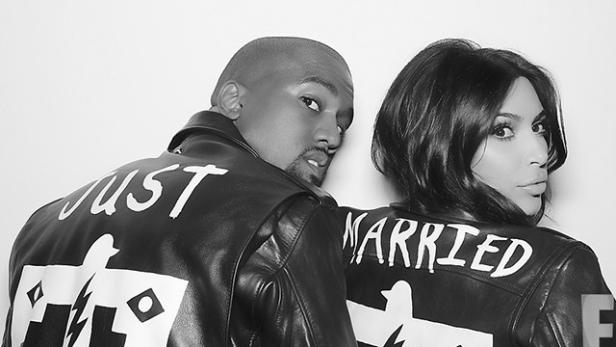 Kim Kardashian und Kanye West mit passenden Lederjacken mit der Aufschrift „Just Married“.
