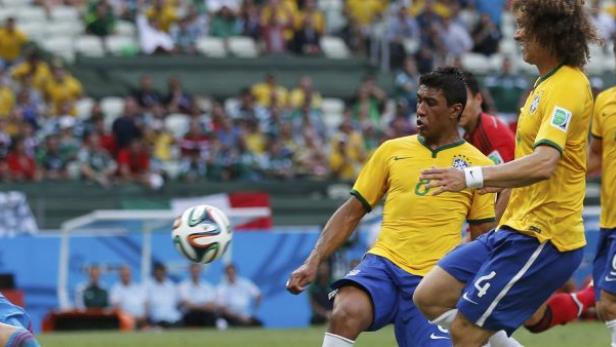 Kein Durchkommen: Die Brasilianer verzweifelten am starken mexikanischen Goalie Guillermo Ochoa.