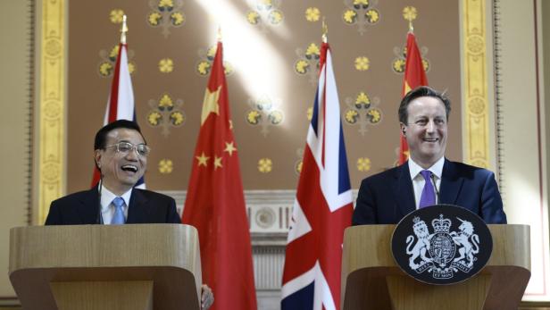 BRITAIN CHINA DIPLOMACY Beide haben Grund zum Lachen: Großbritanniens Premierminiser David Cameron (r.) und der chinesischen Ministerpräsident Li Keqiang einigten sich auf ein milliardenschweres Handelsabkommen.