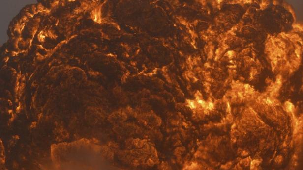Eine gewaltige, orangefarbene Explosion mit hellen Flammen und dunklen Rauchwolken.