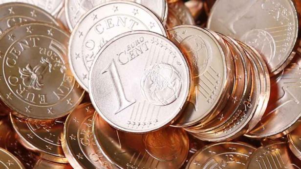 One Euro cent coins are seen in the Austrian Mint Der Wiener Krankenanstaltenverband verzichtete am Ende auf den einen Cent Mahngebühr. (Symbolbild)