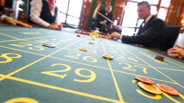 Reportage Casinos Austria Wien, Croupier , Kärntne… Zwei Konsortien wollen dem Casino in der Kärntnerstraße Konkurrenz machen.