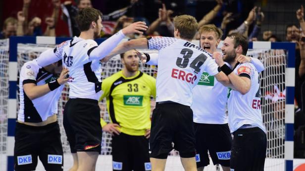 Deutsche Handballspieler feiern ein Tor.