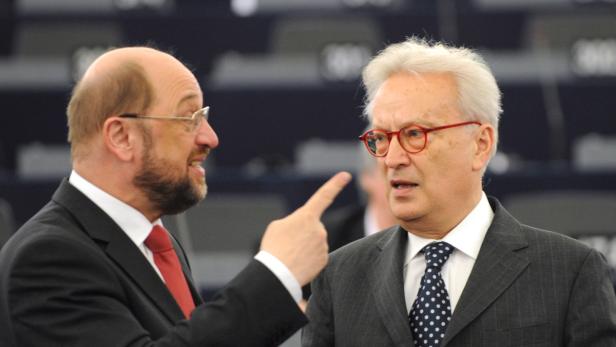 FRANCE EU EUROPEAN PARLIAMENT Martin Schulz übernimmt den Fraktionsvorsitz der Sozialdemokraten im EU-Parlament. Der Österreicher Hannes Swoboda (li.) verlässt die EU-politische Bühne.