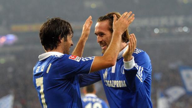 EPAepa03036989 Schalkes Raul (L) celebrates with his teammate Christian Fuchs (R) after scoring his third goal during the German Bundesliga soccer match between FC Schalke 04 and SV Werder Bremen in Gelsenkirchen, Germany, 17 December 2011. Schalke won 5