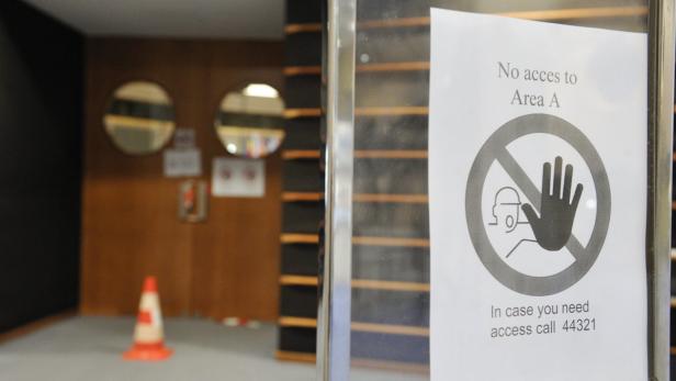 Ein Schild verbietet den Zutritt zu Bereich A; im Notfall soll man 44321 anrufen.