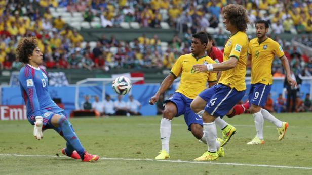 Der mexikanische Schlussman Guillermo Ochoa brachte die brasilianischen Offensivkräfte rund um Superstar Neymar . Der 28-Jährige, der letzte Saison beim französischen Erstligisten Ajaccio unter Vertrag stand, ist auf der Suche nach einem neuen Verein. Bei den bisher gezeigten Leistungen werden die Angebote zahlreicher Topklubs nicht mehr lange auf sich warten lassen.