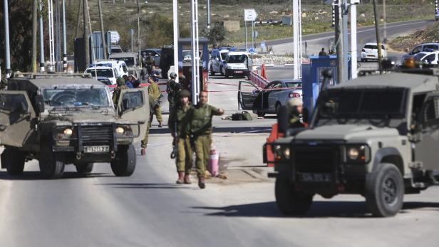 Israelische Soldaten sperrten den Zugang Ramallah.