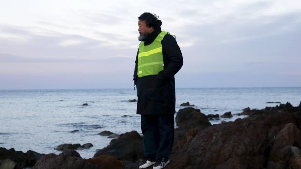Ai Weiwei am Strand von Lesbos