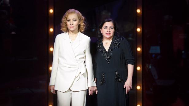 Sona MacDonald (links) und Maria Happel als Dietrich und Piaf