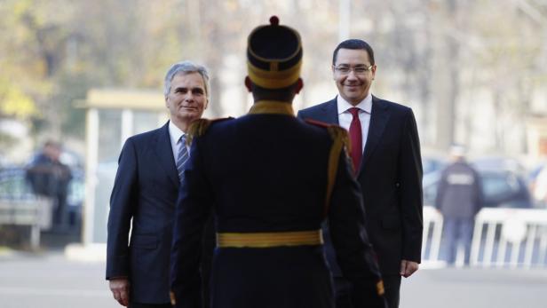 Romania&#039;s Prime Minister Victor Ponta (R) and Austria&#039;s Chancellor Werner Faymann attend a welcoming ceremony at Victoria Palace in Bucharest November 28, 2012. REUTERS/Bogdan Cristel (ROMANIA - Tags: POLITICS)