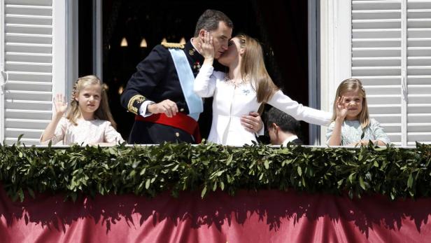 Erstaunlich innig: Königin Letizia I. küsst Felipe VI., mit dabei Prinzessin Leonor und Prinzessin Sofia