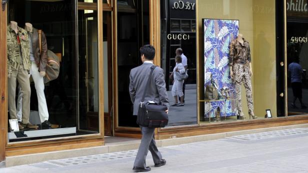 Ein Mann in einem Anzug betritt ein Gucci-Geschäft.
