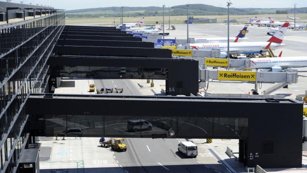 Blick auf das Vorfeld eines Flughafens mit Flugzeugen von Austrian und Lufthansa.