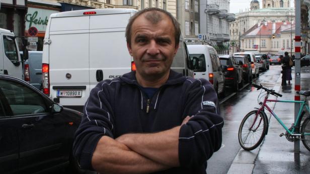 Restaurantbesitzer Nenad Vrbanec leidet unter Autokolonnen, die sich an seinem Geschäft vorbeistauen.