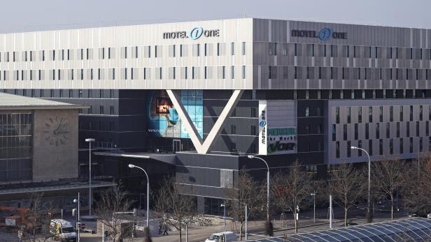 Das Motel One Gebäude in der Stadt mit dem Logo gut sichtbar.
