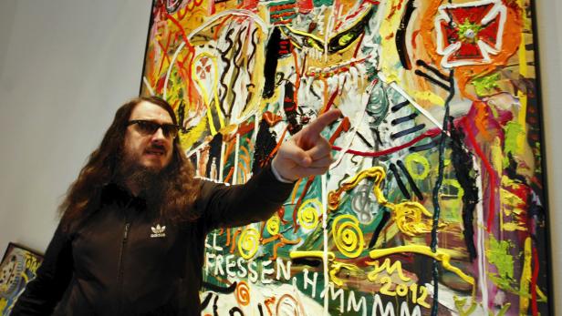 Jonathan Meese deutet in der Wiener Galerie Krinzinger auf missverständliche Symbole in seinen neueren Bildern: &quot;Das Hakenkreuz will nichts von mir!“