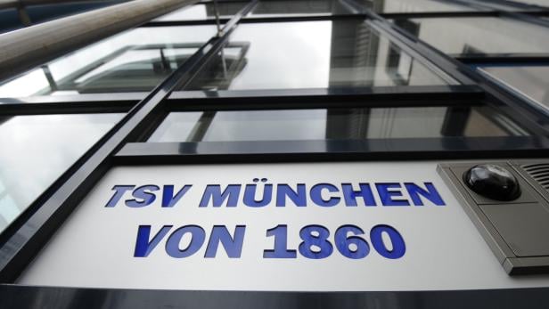 Das Schild des TSV München von 1860 an einem Gebäude.