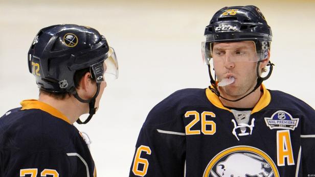 Zwei Eishockeyspieler der Buffalo Sabres auf dem Eis.