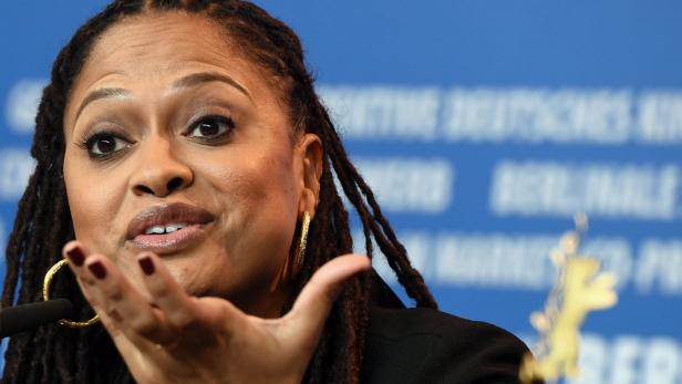 Ava DuVernay auf der Berlinale mit einem goldenen Bären in der Hand.