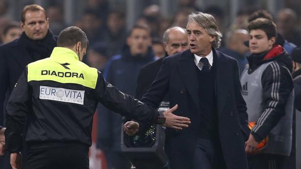 Roberto Mancini gestikuliert auf dem Spielfeld mit einem Schiedsrichter.