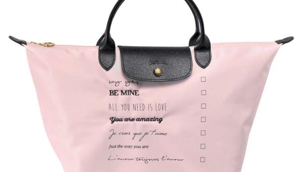 Liebesbotschaften zum Mitnehmen: &quot;Le Pliage Saint Valentine&quot; von Longchamp. Um ca. € 95,- (erhältlich bei Steffl Department Store)