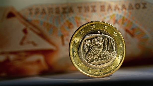 Eine griechische 1-Euro-Münze mit einer Eule und dem Schriftzug „1 ΕΥΡΩ“.