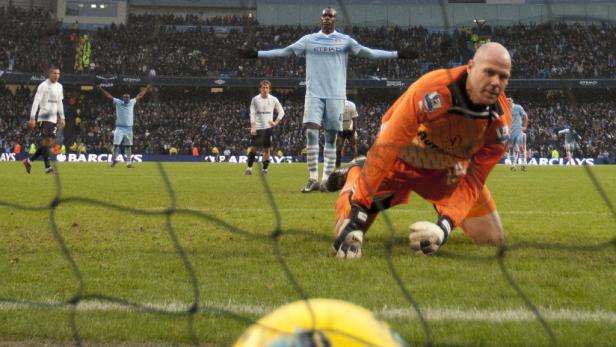 Tottenham-Goalie Brad Friedel hat das Nachsehen, Mario Balotelli verwandelte den Elfmeter in der 95. Minute eiskalt.
