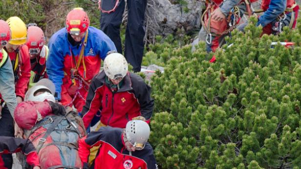 Rettungskräfte tragen den verletzten Höhlenforscher Johann Westhauser auf einer Trage in einen Helikopter der Polizei.