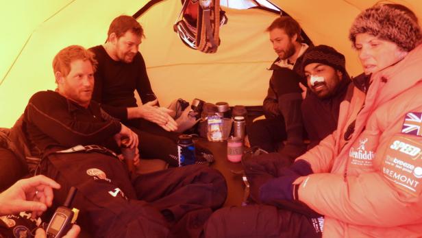 Es ist geschafft: Harry mit seiner Mannschaft im Zelt am Südpol.