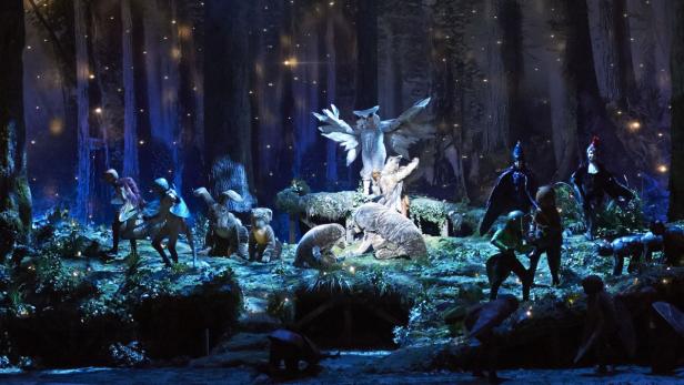 Das Bühnenbild von Amra Buchbinder für die Janáček-Premiere an der Wiener Staatsoper: Eine Märchenwelt für große und kleine Besucher