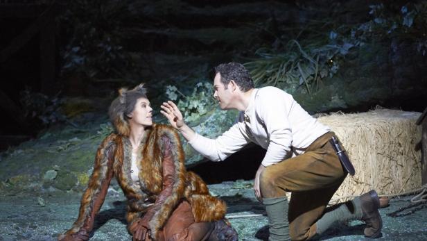 Eine Frau im Fuchskostüm wird von einem Mann auf einer Theaterbühne berührt.