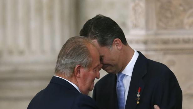 SPAIN ROYALTY Spanische Krone: Vater Juan Carlos lässt seinem Sohn den Vortritt.