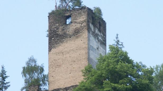 Das Hakenkreuz auf der Ruine bleibt sichtbar