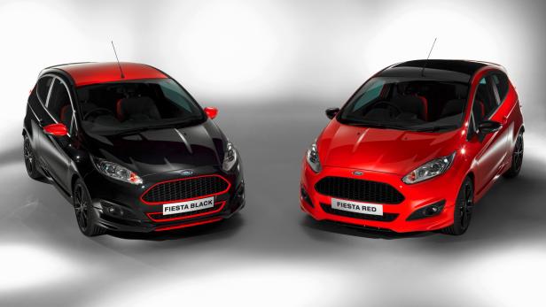 Zwei Ford Fiesta, einer in Schwarz mit roten Akzenten und einer in Rot mit schwarzen Akzenten.