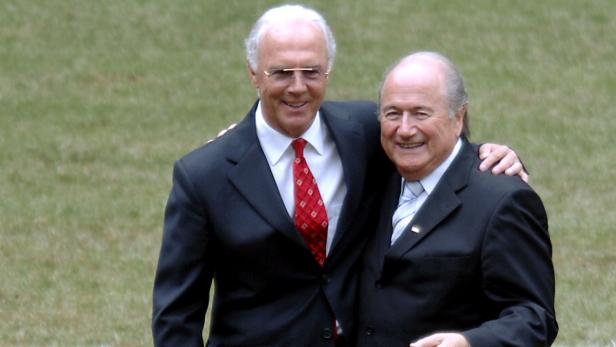 FIFA-Chef Blatter (re.) wäre ein Ausschluss Beckenbauers sicher nicht genehm.